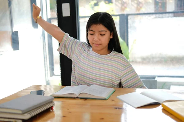 Asiatisk Flicka Student Stretching Medan Läser Bok Känsla Trött Uttråkad — Stockfoto