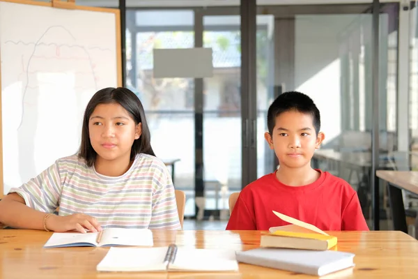 Asiatische Junge Studentin Die Hausaufgaben Der Bibliothek Macht Bildung Der — Stockfoto