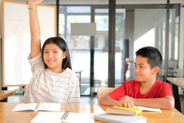Asiatische Mädchen Junge Studentin Beim Erheben Der Hand Klassenzimmer Bildung — Stockfoto