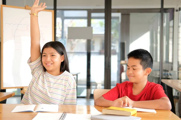 Asiatische Mädchen Junge Studentin Beim Erheben Der Hand Klassenzimmer Bildung — Stockfoto