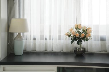 Gül çiçeği dekoru oturma odasının iç tarafında.