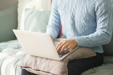 Asyalı genç öğrenci genç girişimci bilgisayarla çalışıyor evde internetten öğrenim görüyor. Webinar toplantısını öğreniyorum. Covid salgınında sosyal uzaklık