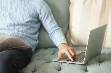 Asyalı genç öğrenci genç girişimci bilgisayarla çalışıyor evde internetten öğrenim görüyor. Webinar toplantısını öğreniyorum. Covid salgınında sosyal uzaklık