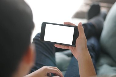 Beyaz beyaz ekranlı akıllı cep telefonu.