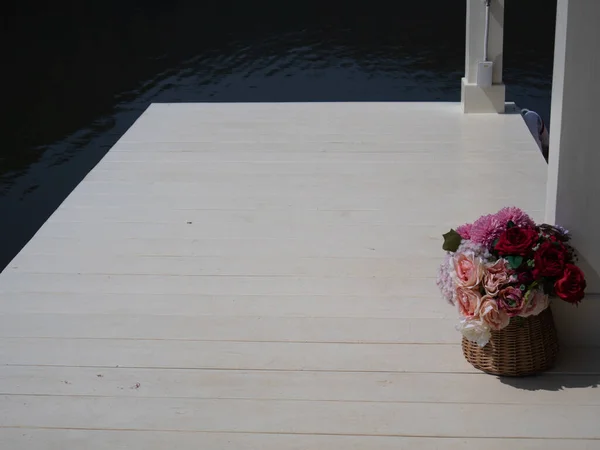 Passerelle Bois Blanc Port Jetée Décoration Avec Bouquet Fleurs Dans — Photo