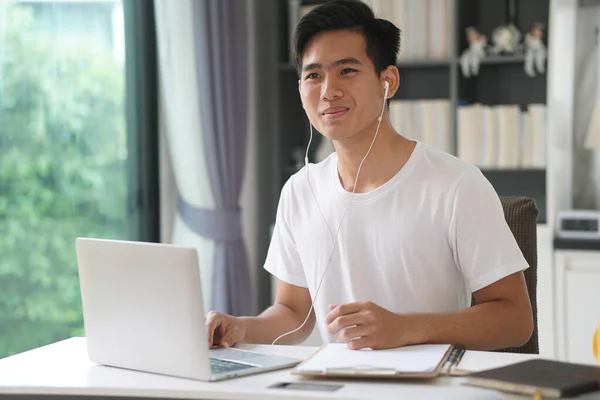 Asiático Joven Adolescente Estudiante Empresario Usar Auriculares Trabajo Por Video —  Fotos de Stock