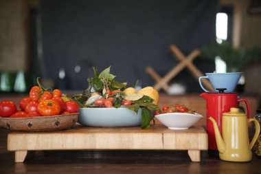 Domates, limon, Hint sarmaşığı, Zanthoxylum Limonella Alston ve mutfakta çay demliği.