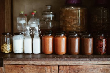 Domates ezmesi ve kurutulmuş domates. Cam kavanozda zeytinyağı ile marine edilmiş.