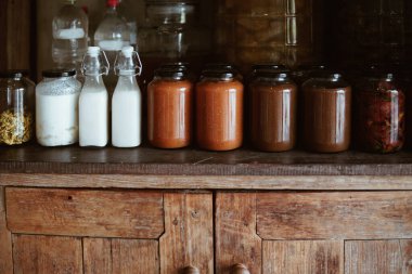 Domates ezmesi ve kurutulmuş domates. Cam kavanozda zeytinyağı ile marine edilmiş.