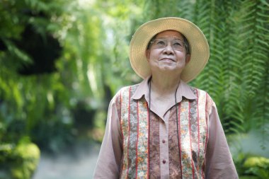 Asyalı yaşlı yaşlı kadın yaşlı kadın bahçede dinleniyor. son sınıf eğlence yaşam tarzı