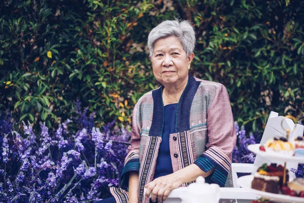 Asiático Anciana Anciana Anciana Mujer Mayor Descansando Relajante Lavanda Jardín — Foto de Stock