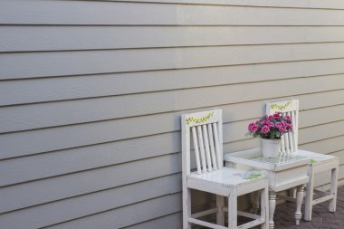 Beyaz sandalye ve gri duvar