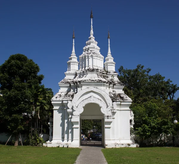 Viejo blanco asiático templo entrada — Foto de Stock