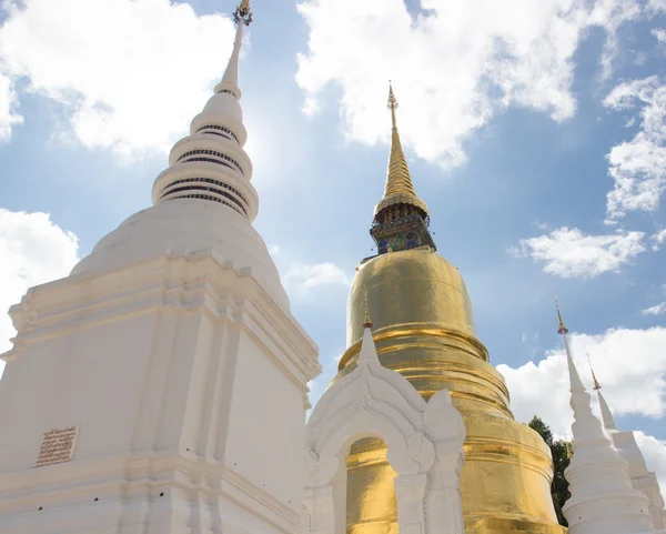 Oro y blanco viejo asiático pagoda — Foto de Stock