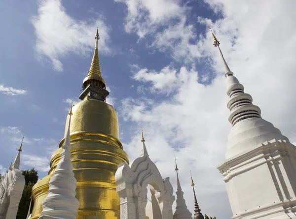 Золотая и белая азиатская пагода — стоковое фото