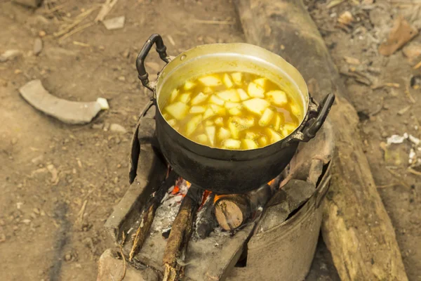 Würzige Suppe kochen im Lager — Stockfoto