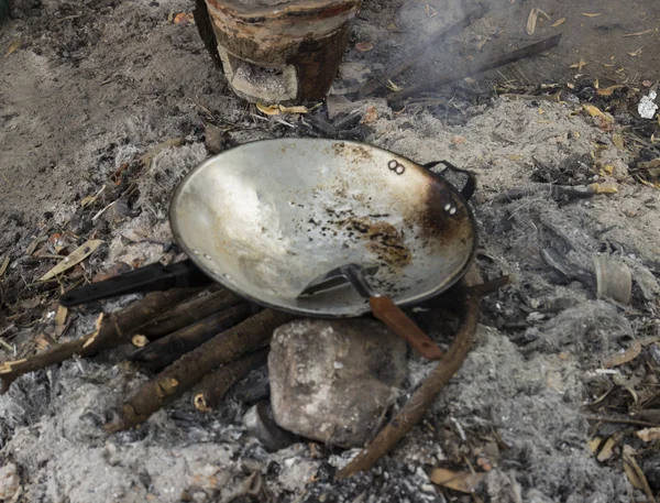 Schöpfkelle und leere Pfanne im Lager — Stockfoto