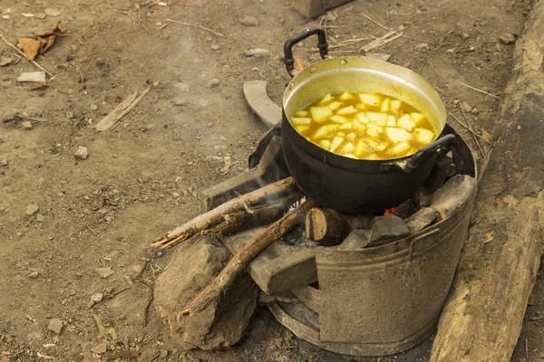 Würzige Suppe kochen im Lager — Stockfoto