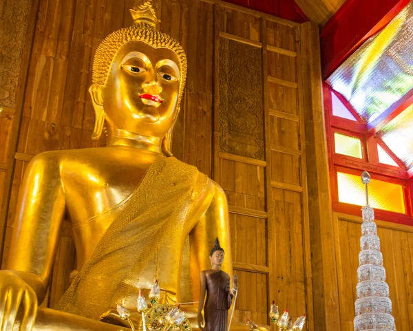 Gyllene buddha staty i kyrkan — Stockfoto