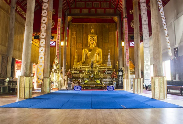 Gouden Boeddhabeeld in kerk — Stockfoto