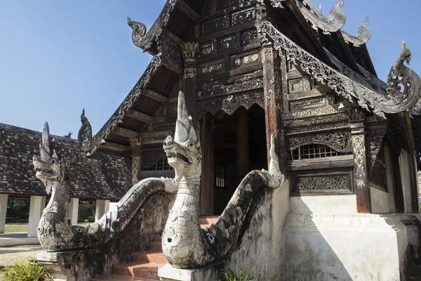 Temple d'art thaïlandais du nord église — Photo