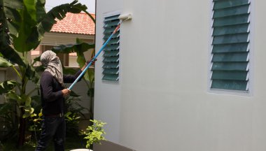 silindir boyama duvar holding işçi