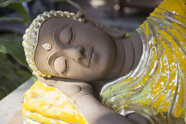 Statua reclinabile in oro buddha — Foto Stock