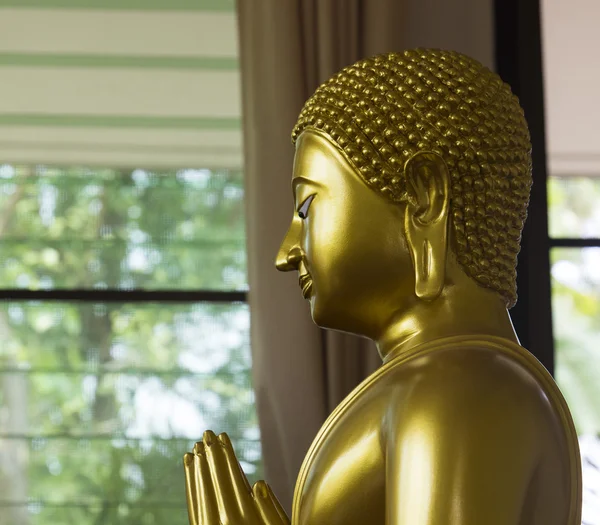 Lado esquerdo da estátua de monge dourado — Fotografia de Stock