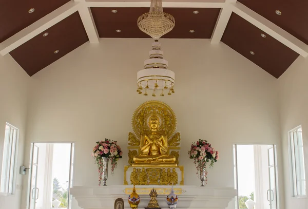 Złoty posąg Buddy w białym kościele — Zdjęcie stockowe