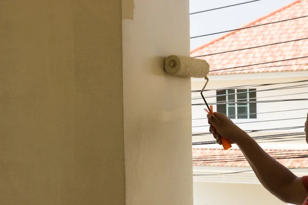 Mano operaio tenendo rullo pittura parete — Foto Stock