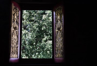 Tapınak penceresinde altın melek heykel