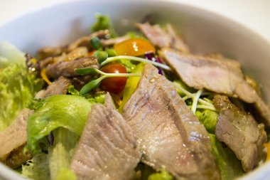 ızgara dilimlenmiş domuz ile salata