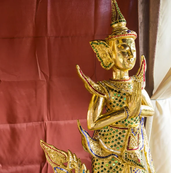 Thailändische Kunst gold Engel statue — Stockfoto