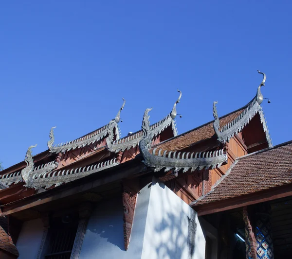 Тайская крыша храма — стоковое фото