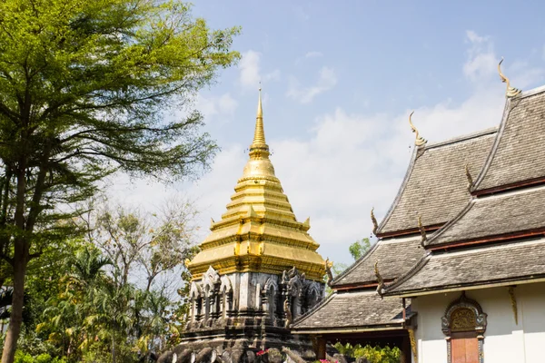 Gouden pagode Thaise klooster — Stockfoto