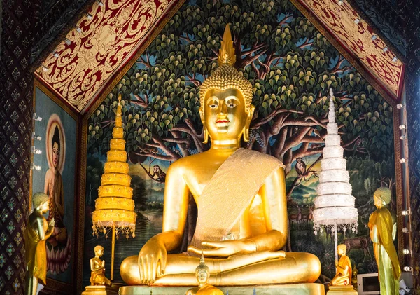 Golden buddha statue in temple monastery — Stock Photo, Image