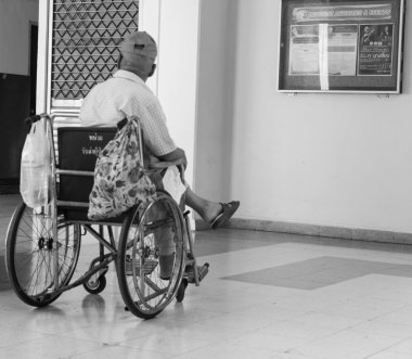 adam tıp için bekleyen tekerlekli sandalye üzerinde