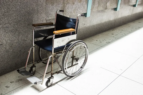 Pusty wózek inwalidzki — Zdjęcie stockowe