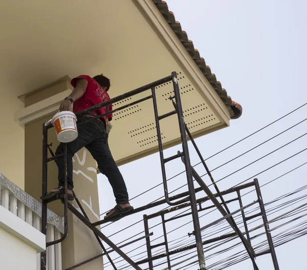 Worker stand on girder painting pillar — Stock Photo, Image