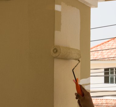 işçi el silindir boyama duvar tutarak