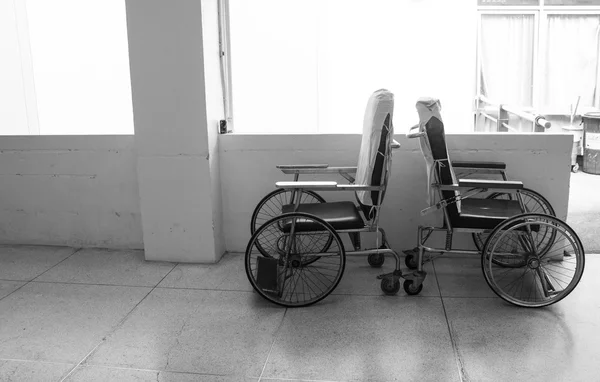 Cadeira de rodas vazia no corredor hospitalar — Fotografia de Stock