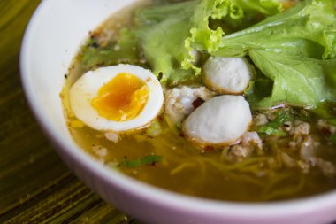 Domuz eti ve et topu ile baharatlı erişte