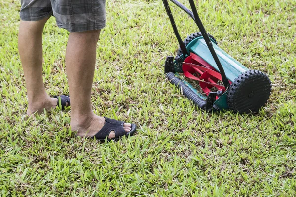 Homem usando cortador de grama — Fotografia de Stock