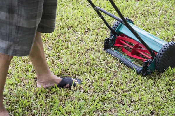 Homem usando cortador de grama — Fotografia de Stock