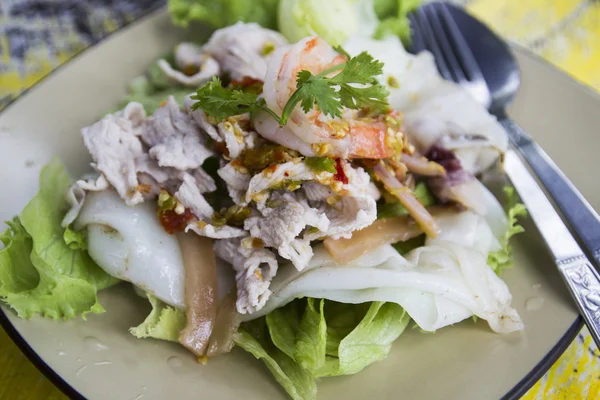 Baharatlı deniz ürünleri ve domuz noodle — Stok fotoğraf