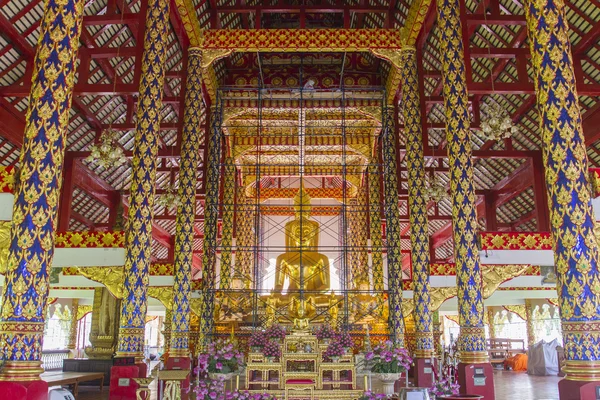 Golden buddha staty renovering — Stockfoto