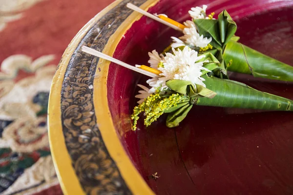 Boeket met kaars en joss stick — Stockfoto