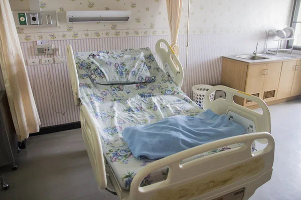 Leeres Bett im Krankenhauszimmer — Stockfoto