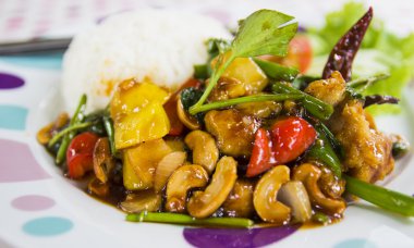 kızarmış tavuk soğan, kaju fındık ve tatlı biber