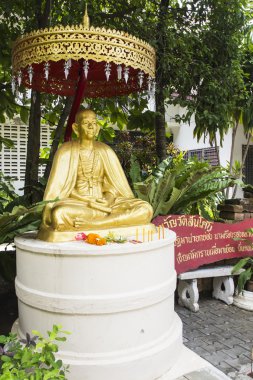 Altın keşiş heykeli